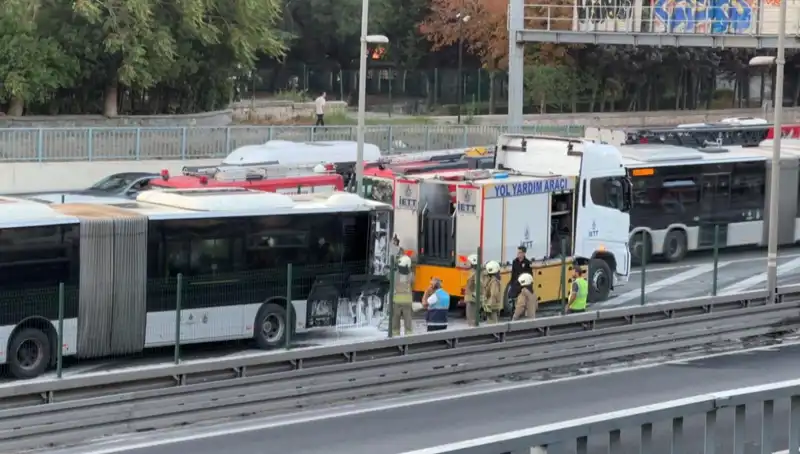 İstanbul'da Metrobüs Yangını: Trafikte Kaos ve Uzun Bekleyiş