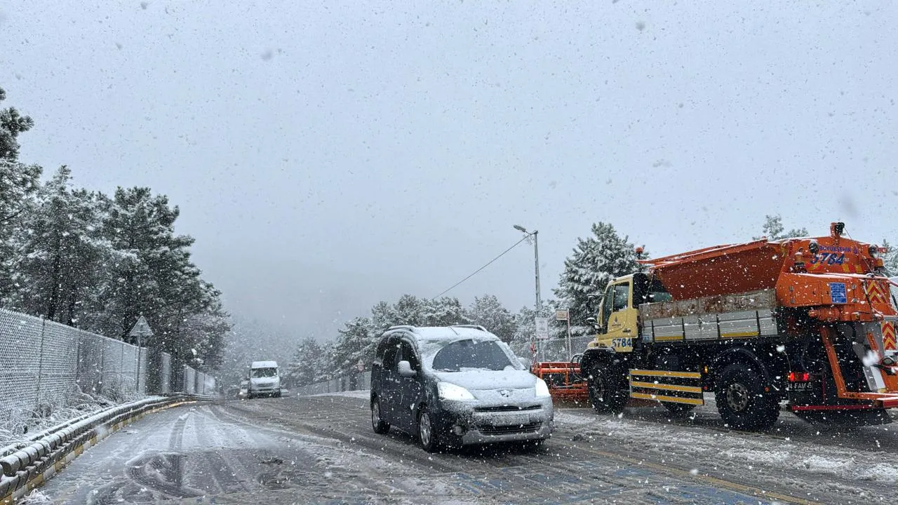 İstanbul'da Fırtına ve Sağanak Yağış Hayatı Olumsuz Etkiliyor