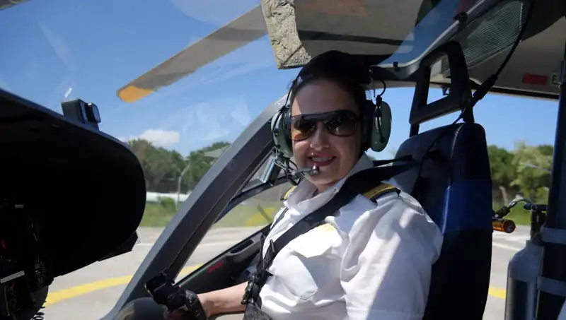 Türkiye'nin Tek Kadın Ambulans Helikopter Pilotu, Yer Çekimine Meydan Okuyor!