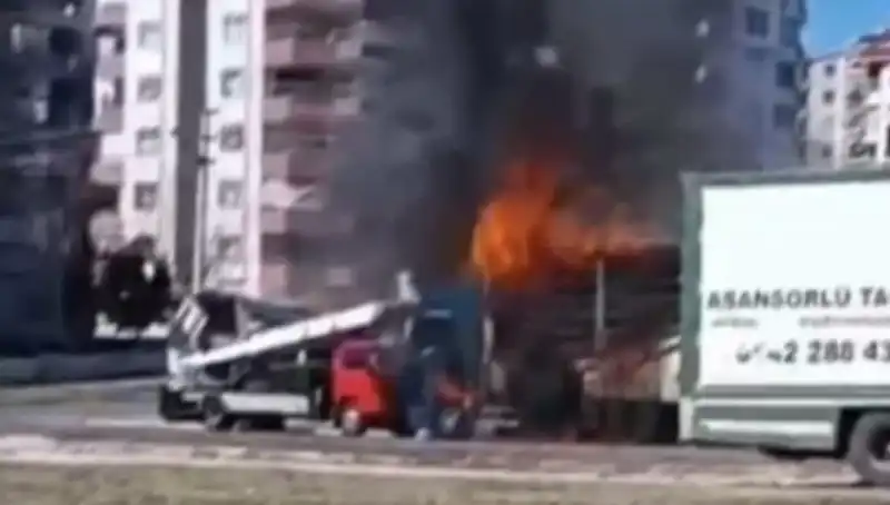 Alev Alev Yanan TIR, Dakikalar İçinde Küle Döndü!