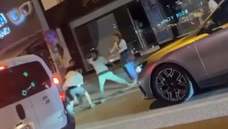 Cadde Boks Ringine Dönüştü: Yumruklar Havada Uçuştu!