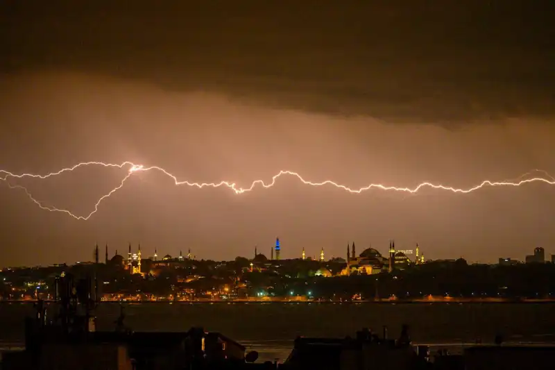 İstanbul'da Sıcaklık Şok Edici Şekilde 22 Derece Düşecek! Kar Geliyor mu?
