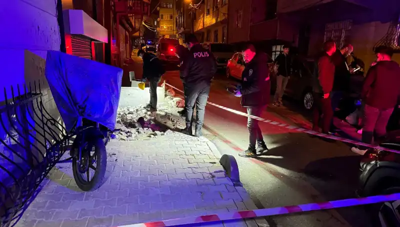 Küçükçekmece'de Plakasız Motosikletle Gelen Tehdit Unsuru: Saldırıya Uğrayanların Durumu Ne?
