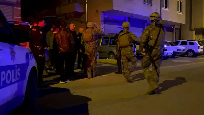 Balkon Savaşında Tüfekle Ateş Açan Şahıs, Polis Gelince Evinin Kapısını Kapatınca Neler Oldu?