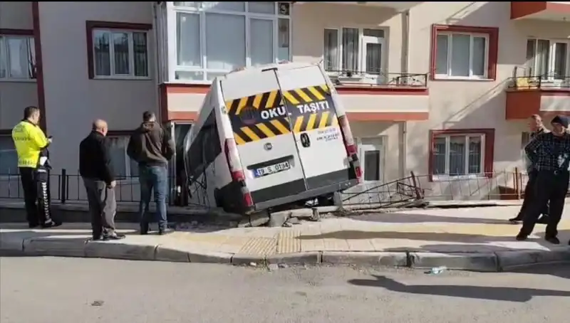 Okul Servisi Balkona Girdi, İki Öğrenci Ağır Yaralandı