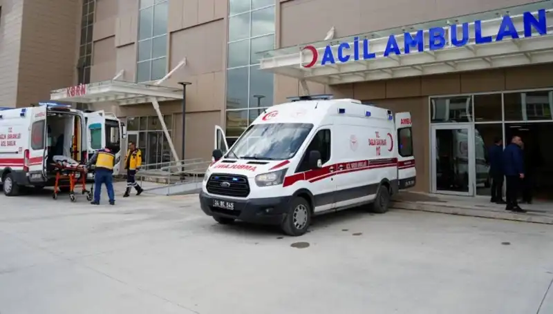 Erzincan'da meydana gelen feci kazada bir kişi hayatını kaybetti, üç kişi yaralandı
