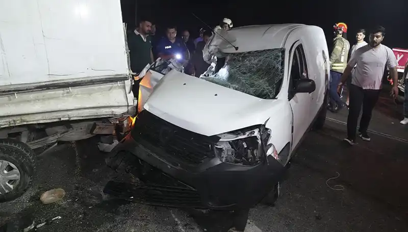 İstanbul'da Gece Yarısı Feci Kaza: 3 Kişi Yaralandı