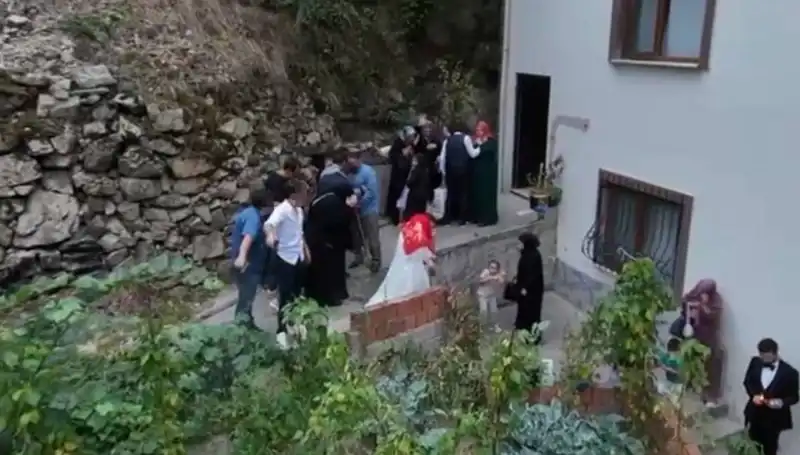 Düğün Töreninde Şok Eden Silahtan Düşen Ağaç: Bir Anlık Korku