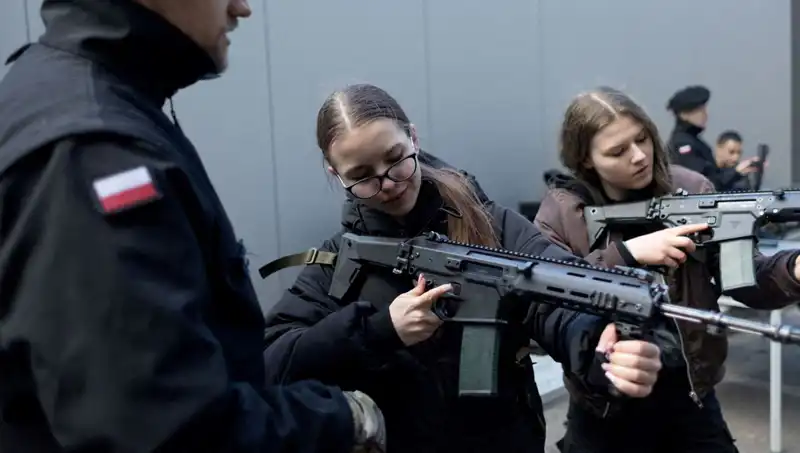 Polonya'da Siviller Askeri Eğitime Başladı: Savaş Hazırlıkları Tüm Hızıyla Devam Ediyor