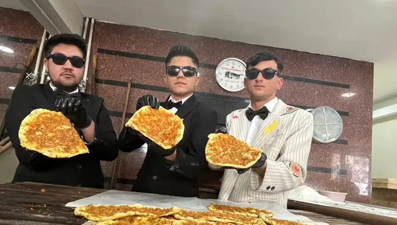 Takım Elbiseli Fırıncılar: Geleneksel Mesleğe Modern Bir Dokunuş
