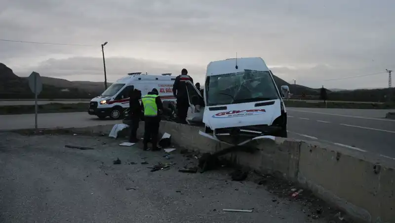 İşçi Servisi İstinad Duvarına Çarptı: Kaza Anına Yakından Bakış