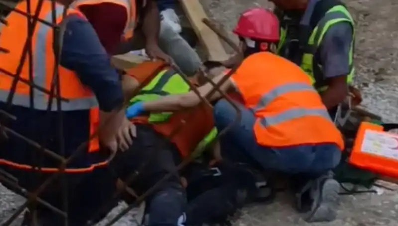 Adana'da İnşaat Kazası: İki İşçi Yaralandı, Çevre Tedirgin Oldu