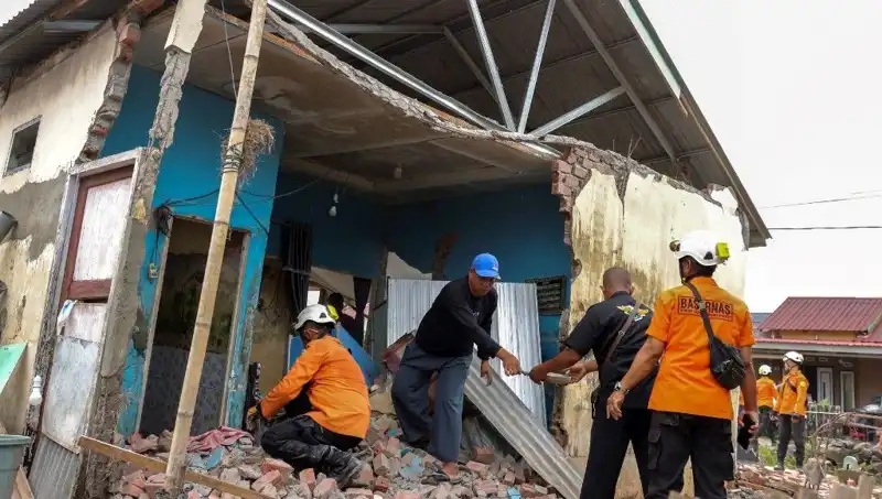 Endonezya'da Şiddetli Deprem: 5.7 Büyüklüğünde Sarsıntı 8 Evi Yıktı