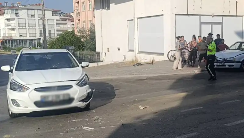 Antalya'da İki Otomobil Çarpıştı: Kaza Anı Güvenlik Kamerasına Yansıdı