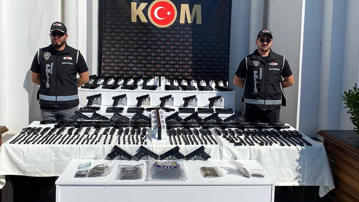 TEM Otoyolu'nda Durdurulan Araçlarda Büyük Cephanelik Ele Geçirildi