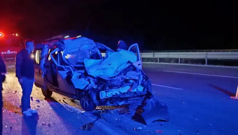 Otoyolda Feci Kaza: TIR ile Çarpışan Araç Hurdaya Döndü!