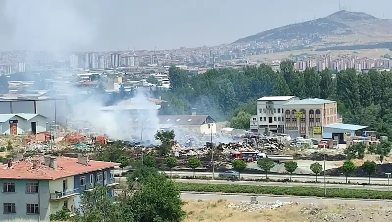Otluk Alanda Çıkan Yangın, Depo Binasını Alev Alev Yaktı