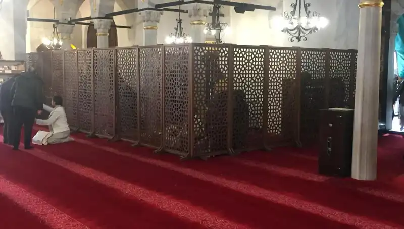 Kadın-Erkek Teravih Namazında Yan Yana İddiası: Gerçekler Neyi Gösteriyor?