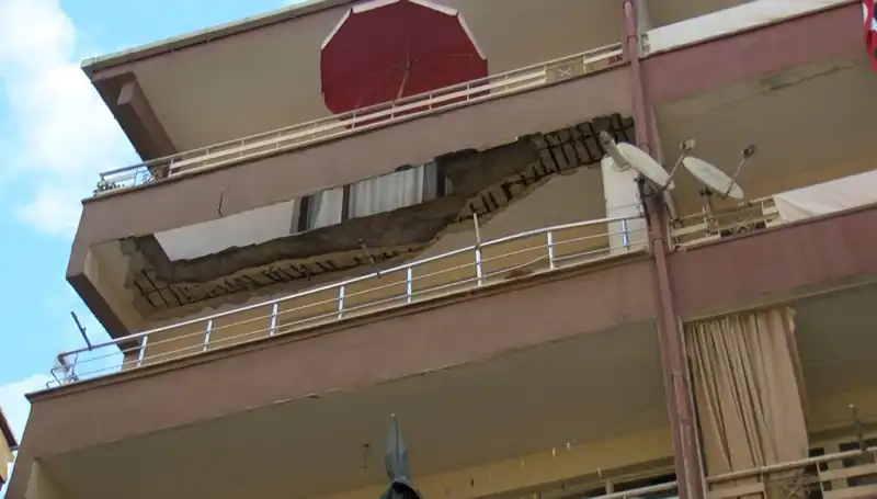 Güngören'de Korkunç Çöküş: Beş Katlı Binanın Balkonu Yerle Bir Oldu
