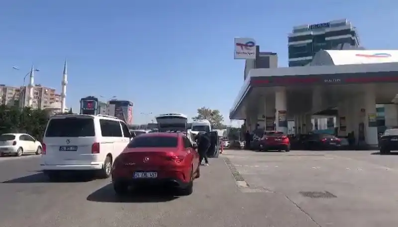 Deprem Sonrası Akaryakıt İstasyonlarında Uzun Kuyruklar: Nedenleri ve Sonuçları