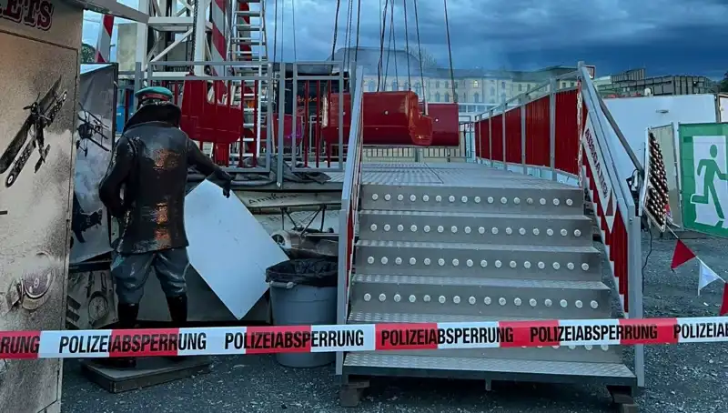 Dönen Salıncak Reklam Direklerine Çarpınca Facia Eşiğinden Dönüldü