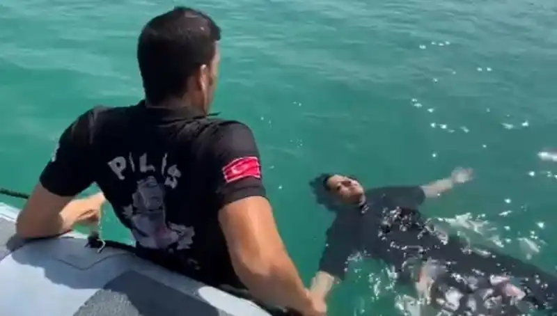Baraj Gölüne Düşen Kadını Gemi Adamları Kurtardı: O Anlar Yer Aldı