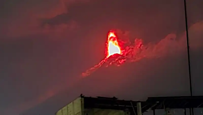 Fuego Yanardağı’nda Patlama: 30 Bin Kişi Tehlike Altında!