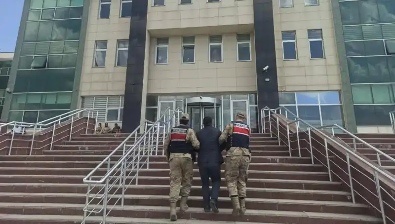 Hapis Cezasıyla Aranan Şüpheli, Saklandığı Yerden Polisin Ağlarına Düştü