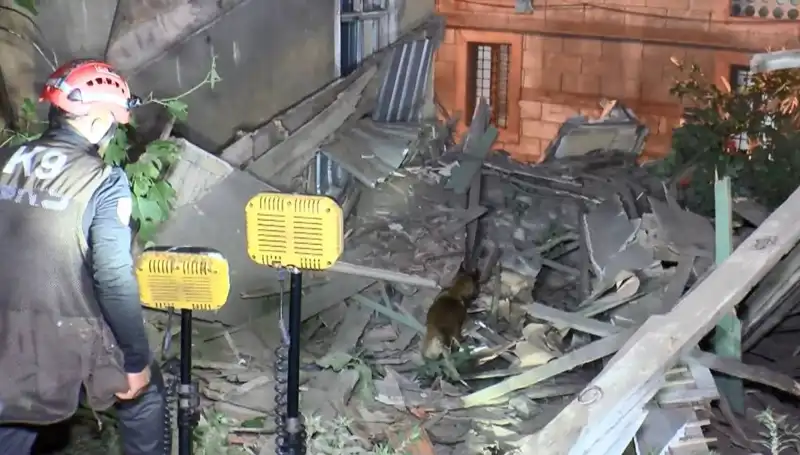 İstanbul'da Deprem Sonrası Hasar Alan Binanın Çökmeye Başlaması Şoka Neden Oldu
