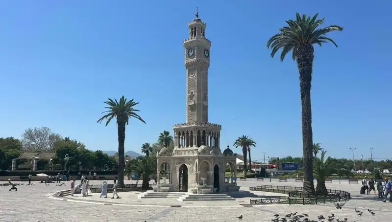 İzmir'de Sıcak Hava Dalgası: Meydanlar Boş, Halk Serinleme Peşinde