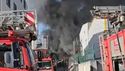 Tuzla'da Yangın Paniği: Fabrika Alev Alev, Kontrol Altında!