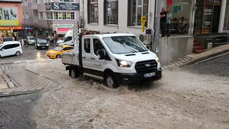 10 Dakika Süren Sağanak, Şehirde Su Baskınları Zor Durumlar Yarattı