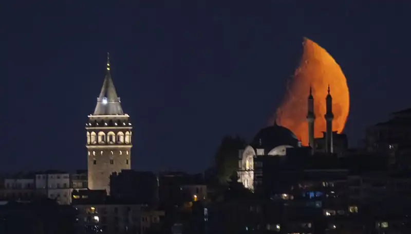 İstanbul'da Yarım Ay Görüntüsü: Gözler Gökyüzüne Çevrildi