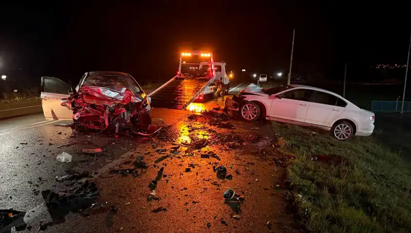 Çanakkale'de Korkunç Kaza: İki Araç Kafa Kafaya Çarpıştı, 3 Kişi Hayatını Kaybetti