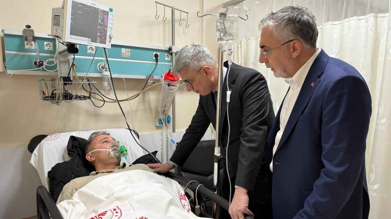 Bakanlar, Yaralılara Destek Olmak İçin Hastanede Ziyaret Gerçekleştirdi