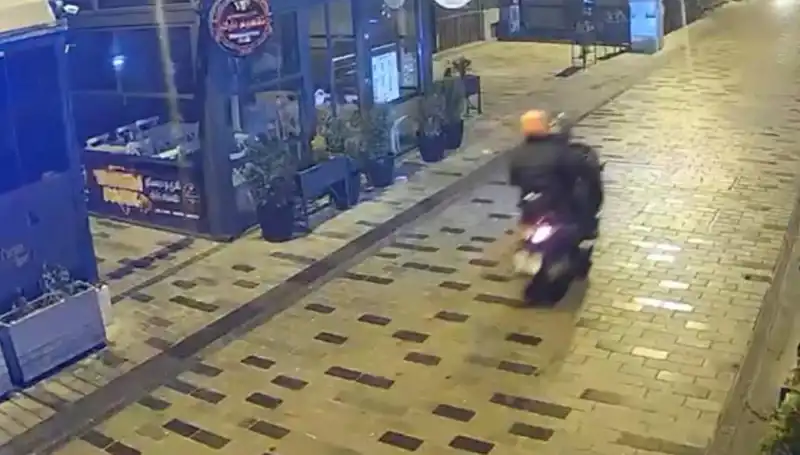 Gece Kulübünde Haraç Saldırısı: Silahlı Çatışma Panik Yarattı