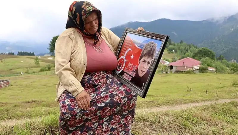 Eren Bülbül'ün Annesine Bayram Ziyareti: DEM Parti'den Anlamlı Jest