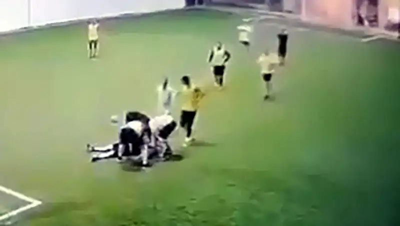 Adana'da Halı Sahada Hayatını Kaybeden Baba, Ailesini Yalnız Bıraktı