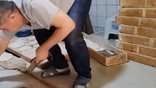İzmir’de Fırın Fiyatlarını Sarsan Olay: Terlikle Pide Tezgahına Basıldı!