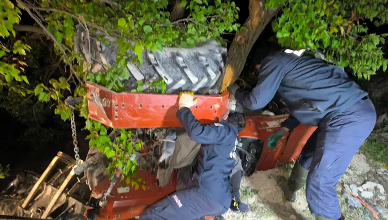 Kontrolden Çıkan Traktör Devrildi: Faciadan Kaçınılamadı