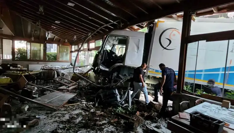 Freni Boşalan Kamyon Restorana Girdi, Şansı Yaver Gidenler Kurtuldu!
