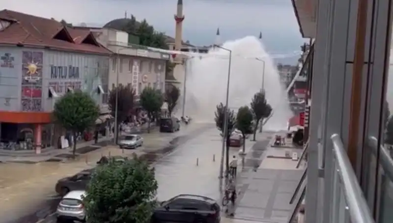 Su Borusu Patladı: Şehirde Su Fışkırması Panik Yarattı!