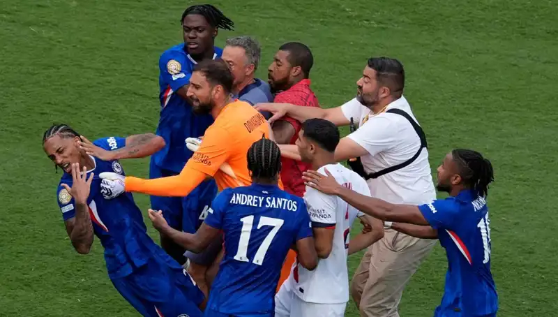 Dev Finalin Ardından Şok Eden Olay: Teknik Direktör ve Futbolcu Yumruklaştı!
