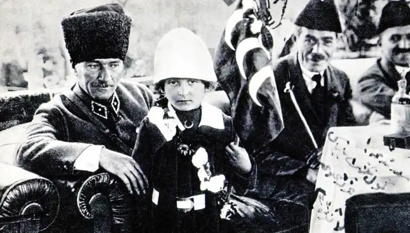 Unutulmaz Fotoğrafın Hikayesi: O Şapkanın Altında Doğan Bayram