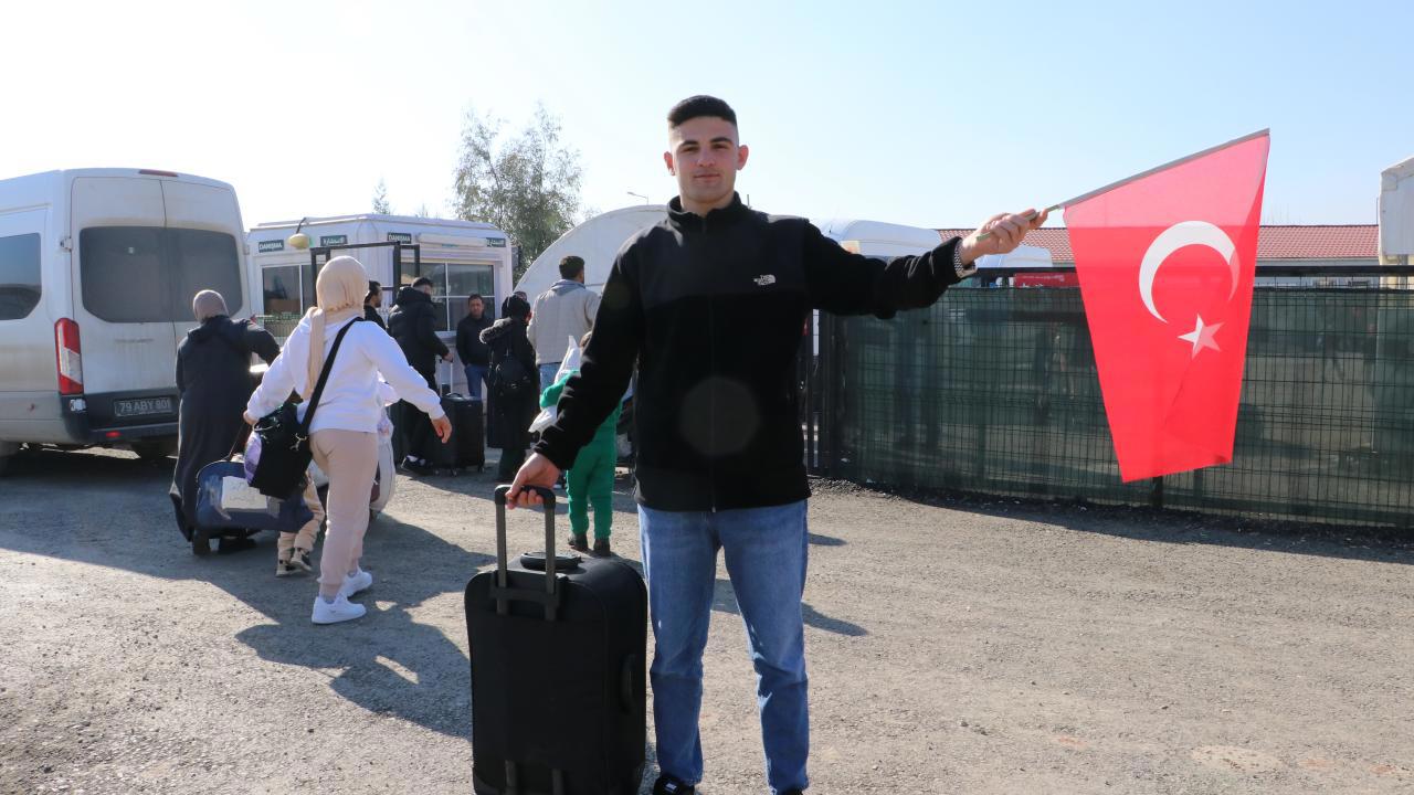 Suriye'ye Türk bayrağıyla dönen Abdulkadir'den anlamlı hareket