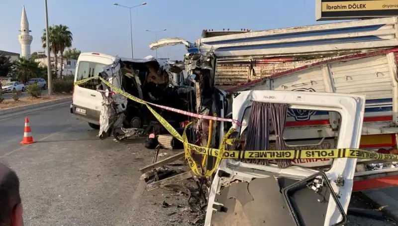 Mersin’de Tatil Yolunda Feci Kaza: İki Can Gitti, 10 Yaralı