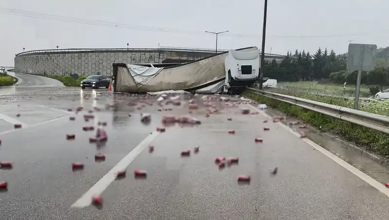 TIR Devrildi, İçkiler Yola Saçıldı: Aniden Oluşan Kaos ve Sonrası