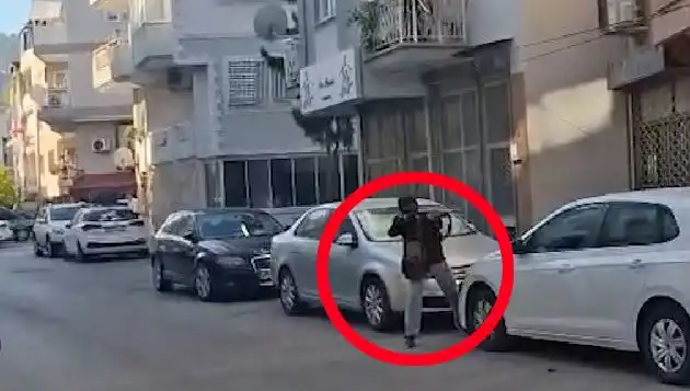 İzmir'de Gerilim Dolu Anlar: Saldırgan ile Çatışma Anları Kamerada