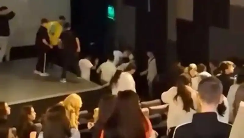 Rapçi Çakal'ın Konserinde Hayranları Arasında Ortalık Karıştı!