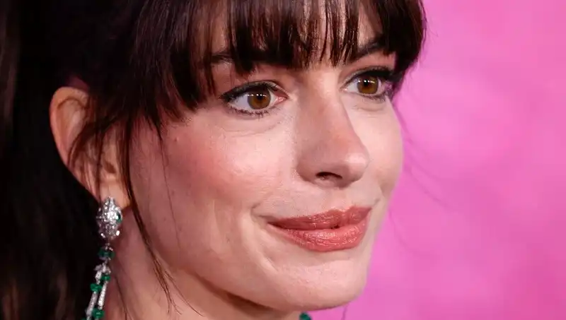 Hollywood'un Karanlık Estetik Sırrı: Yüzde Ölü Deri Uygulaması